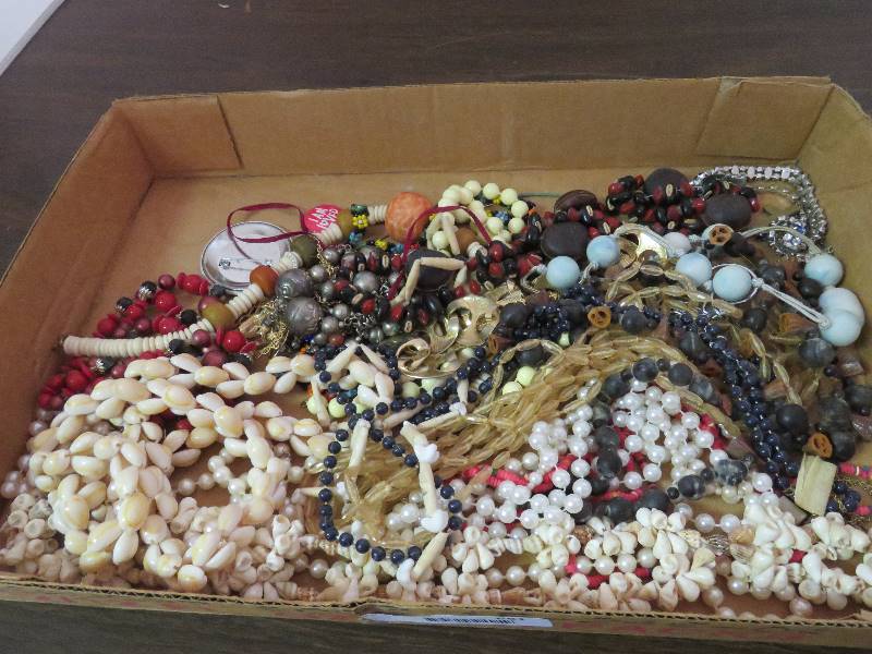 lot 681 image: Jewelry