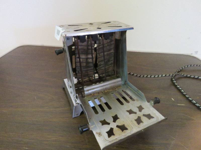 lot 689 image: Vintage Toaster