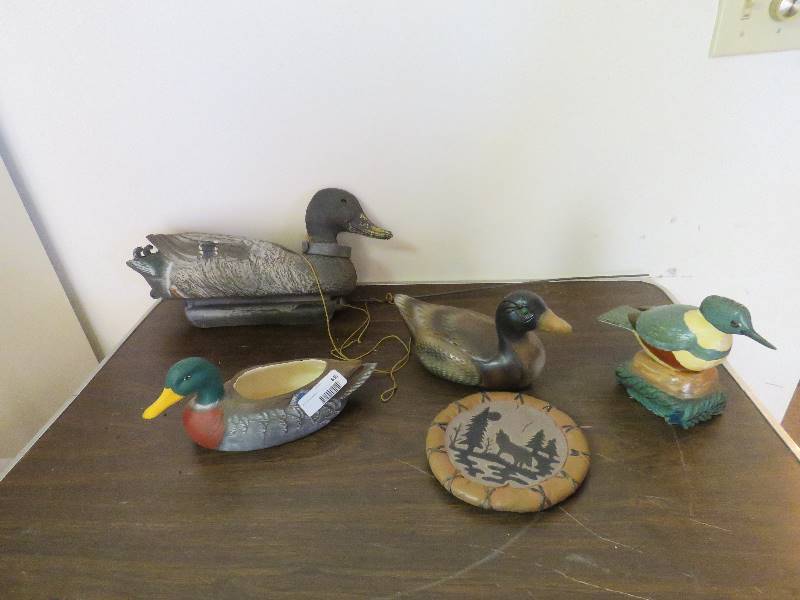 lot 695 image: Duck Decor