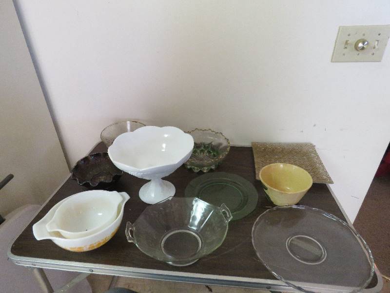 lot 698 image: Assorted Glassware