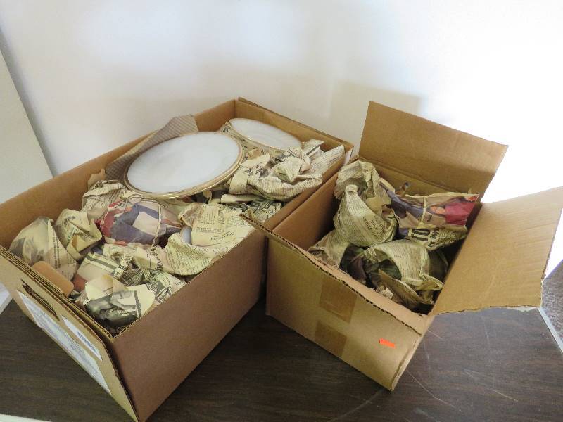 lot 712 image: China Set