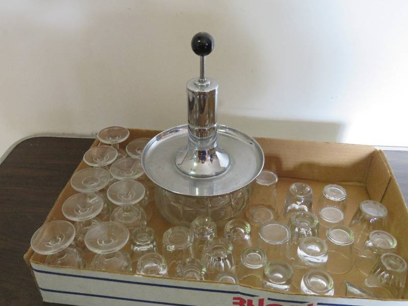 lot 717 image: Vintage Shot Server