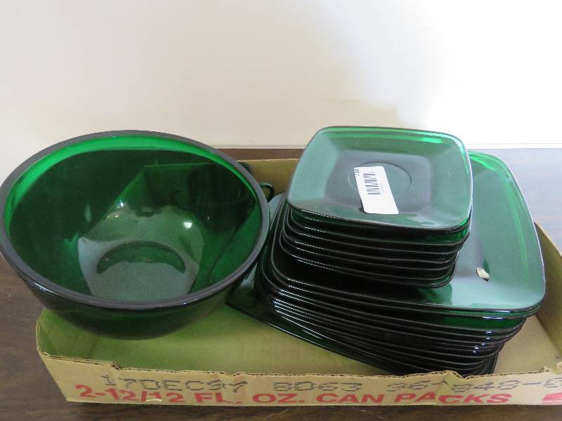 lot 718 image: Collectible Green Glass Dish Set