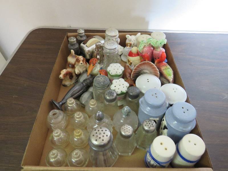 lot 721 image: Vintage Salt and Pepper Shakers