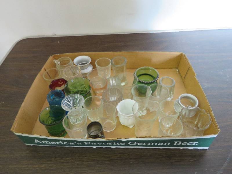 lot 722 image: Collectible Glassware
