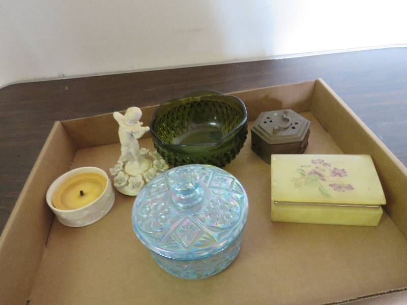 lot 724 image: Vintage Trinket Boxes