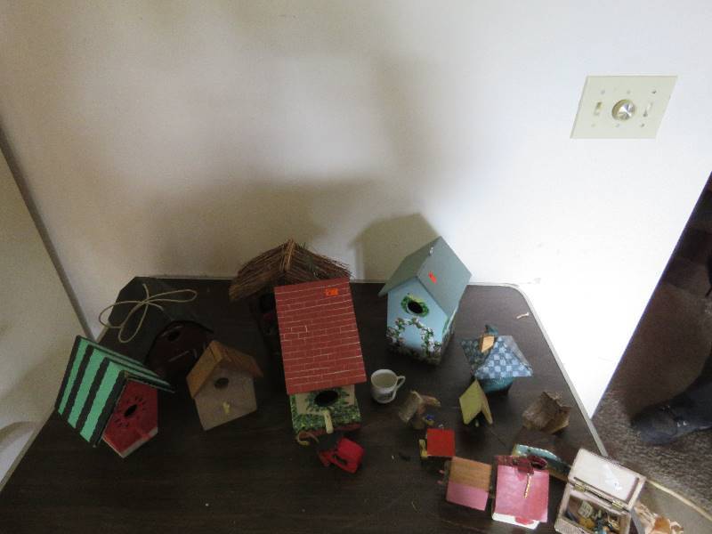 lot 730 image: Bird House Decor