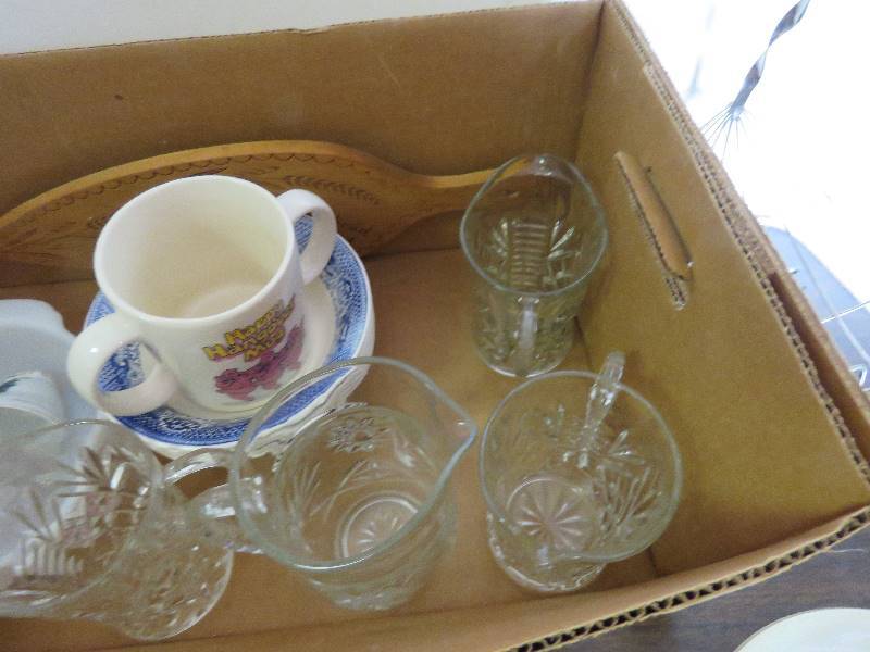 lot 736 image: Collectible Glassware