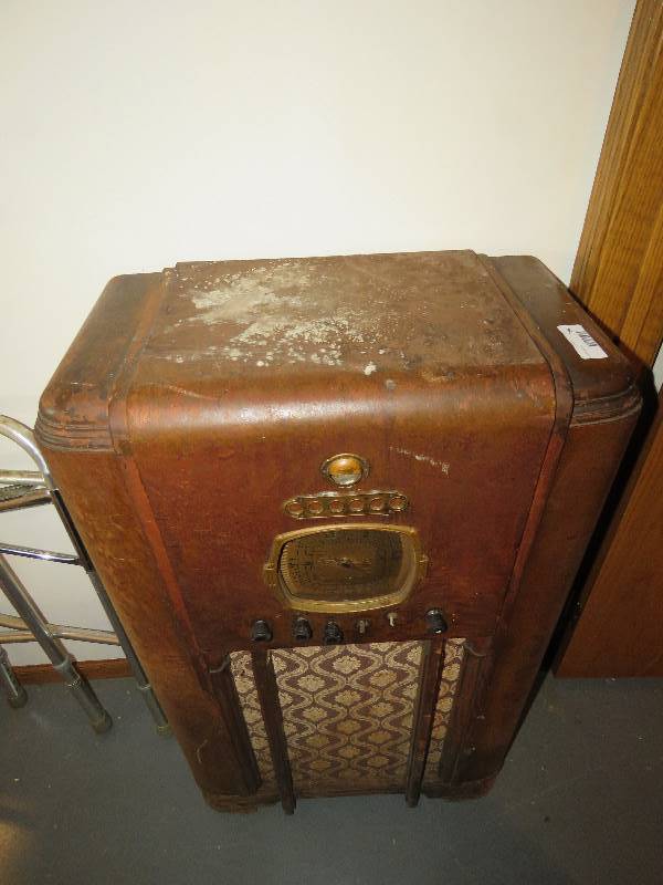 lot 756 image: Antique Radio