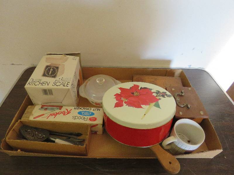 lot 771 image: Vintage Kitchen Lot