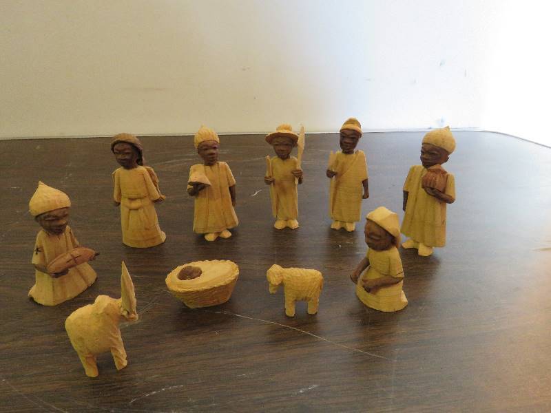 lot 773 image: African Themed Decor