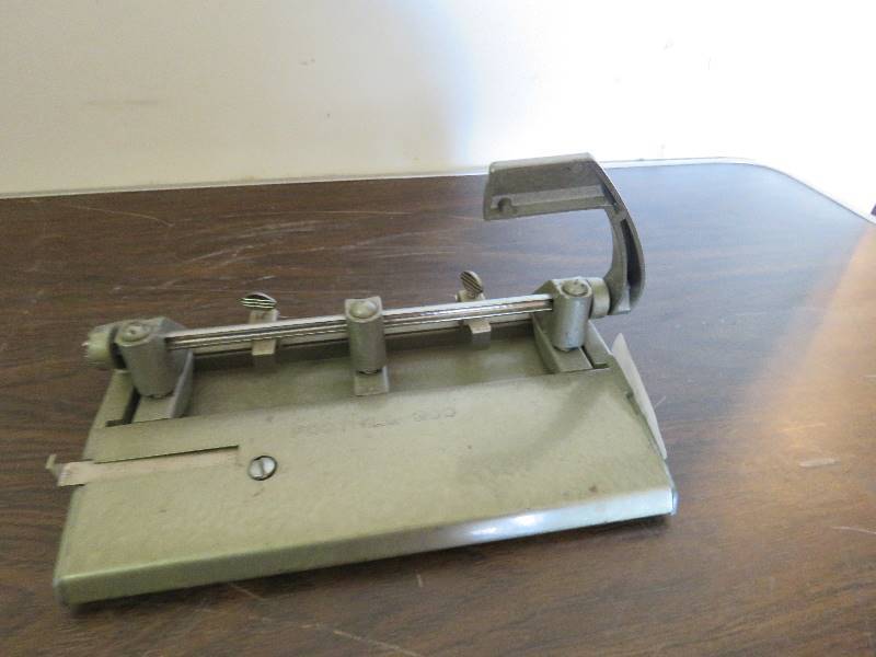 lot 780 image: Hole Punch