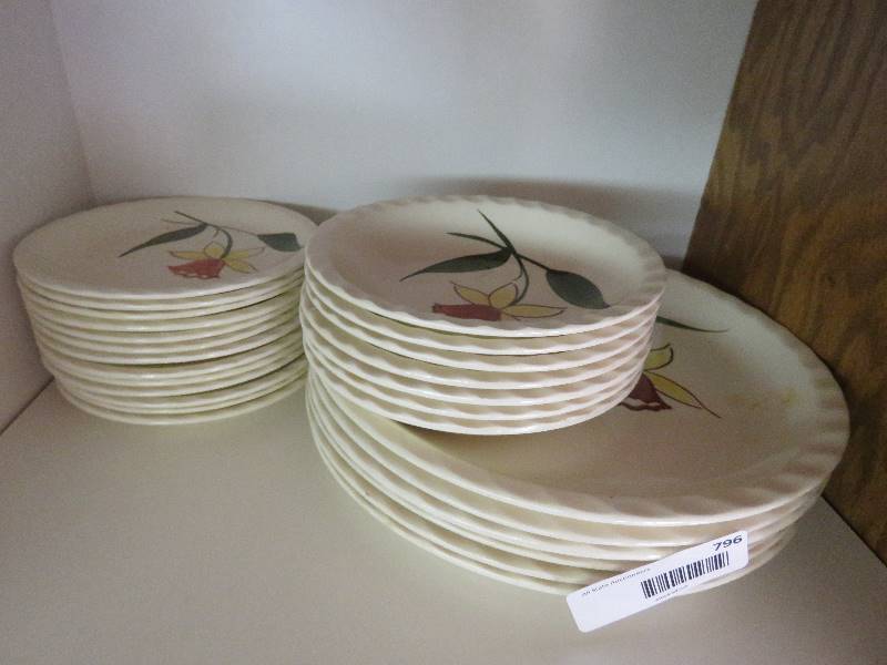 lot 796 image: Dish Set