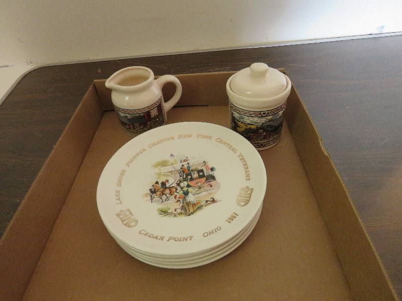 lot 801 image: Dish Set