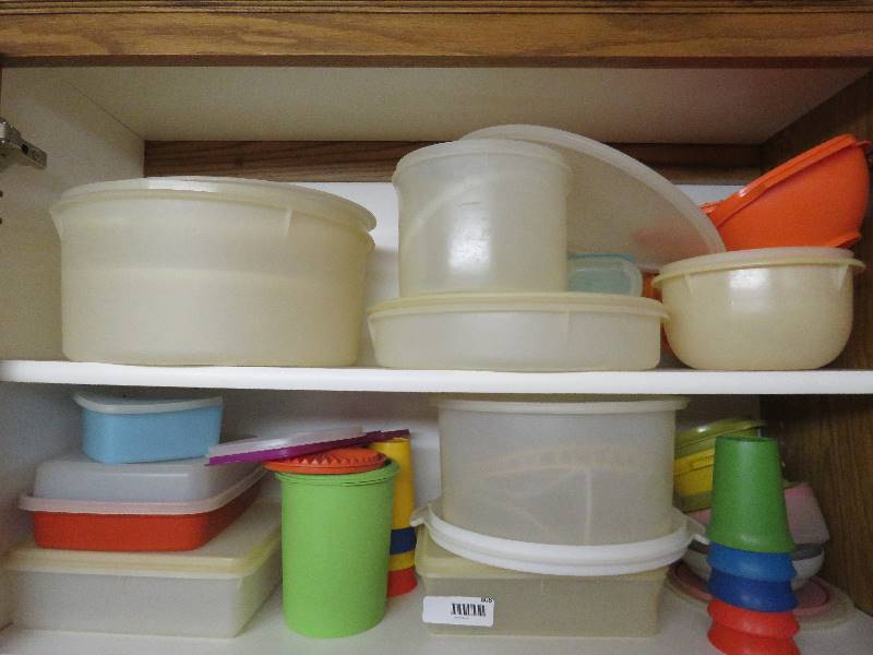 lot 808 image: Vintage Tupperware
