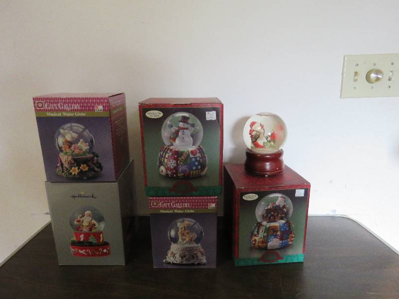 lot 820 image: Collectible SnowGlobes