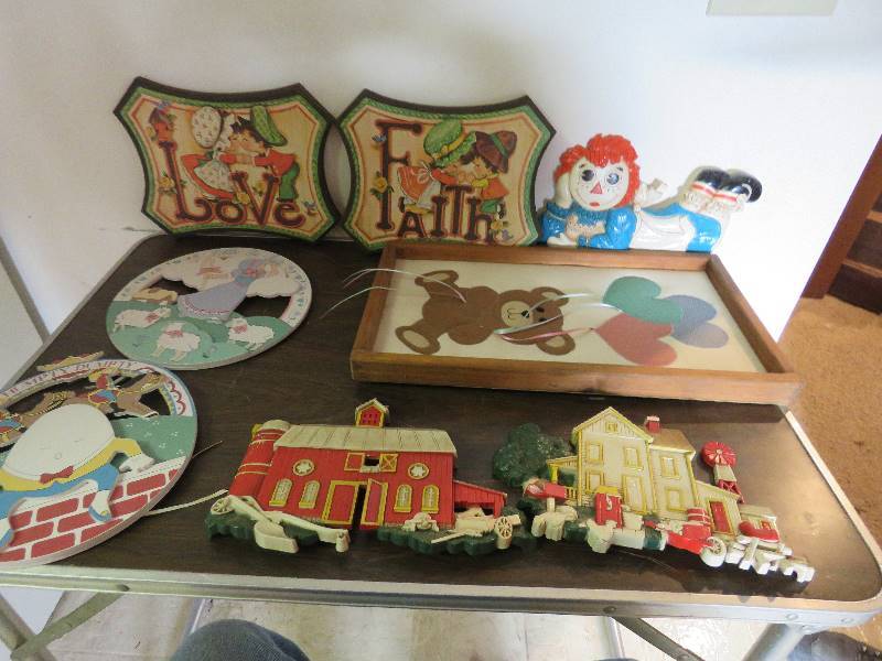 lot 821 image: Vintage Decor