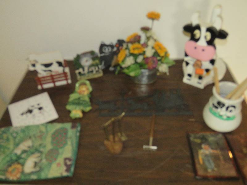 lot 823 image: Vintage Decor