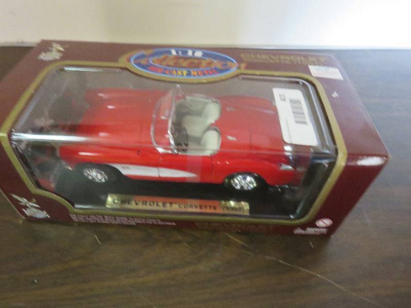 lot 825 image: Collectible Die Cast Car