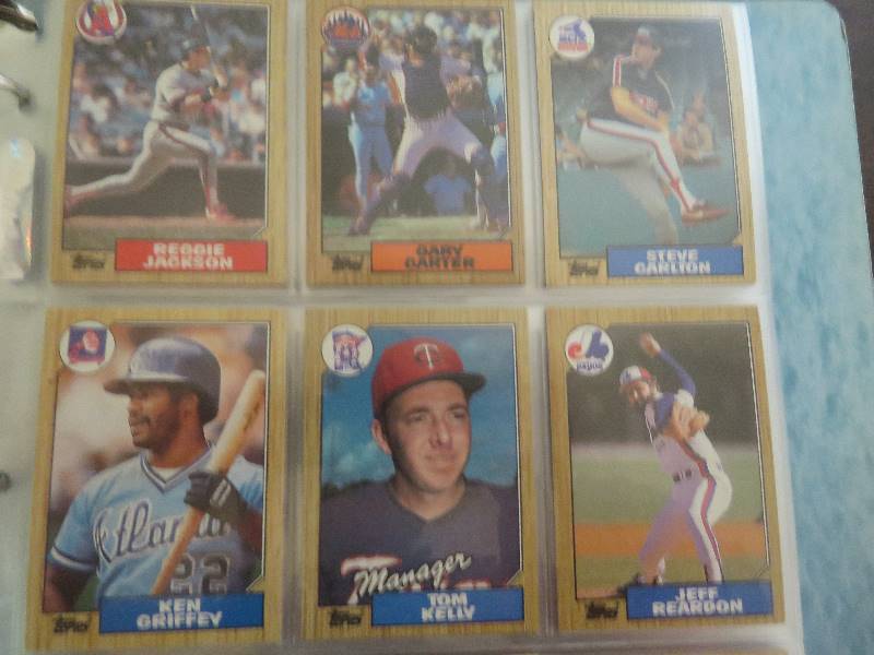 lot 828 image: Collectible Baseball Cards