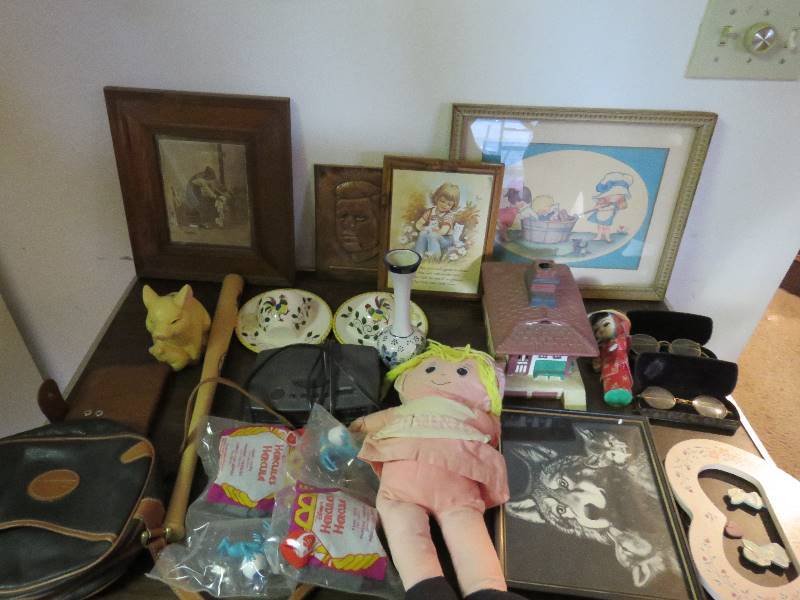 lot 854 image: Vintage Decor