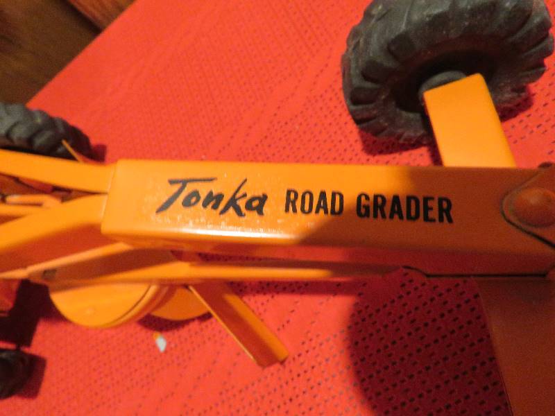 lot 865 image: Vintage Tonka Truck
