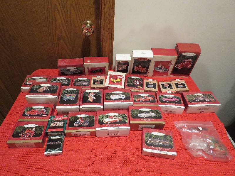 lot 876 image: Hallmark Keepsake Ornaments