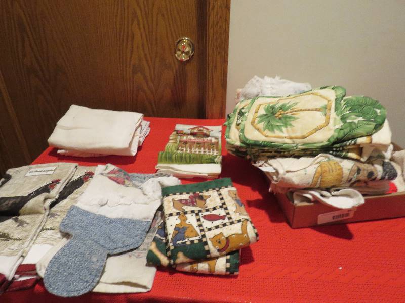 lot 886 image: Kitchen Towels