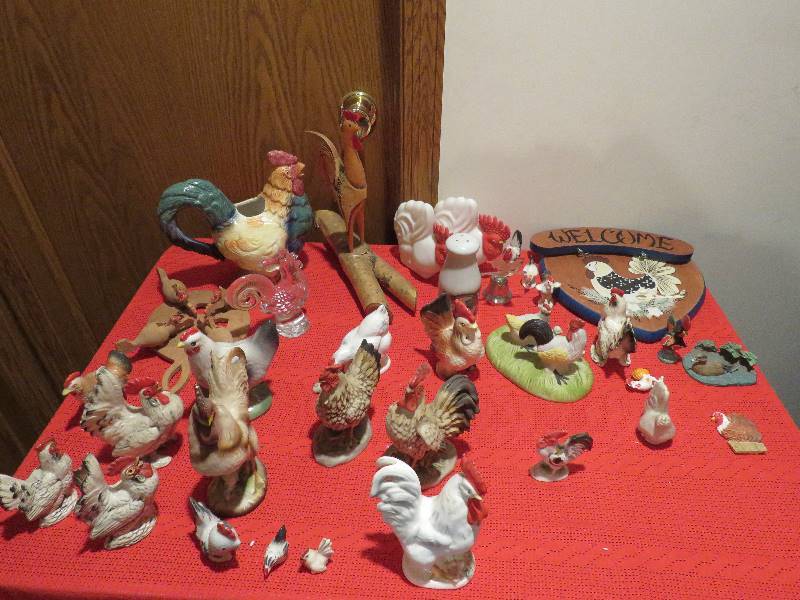 lot 887 image: Chicken Decor