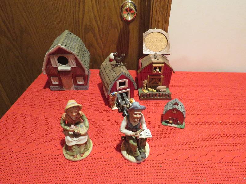 lot 891 image: Farm Decor