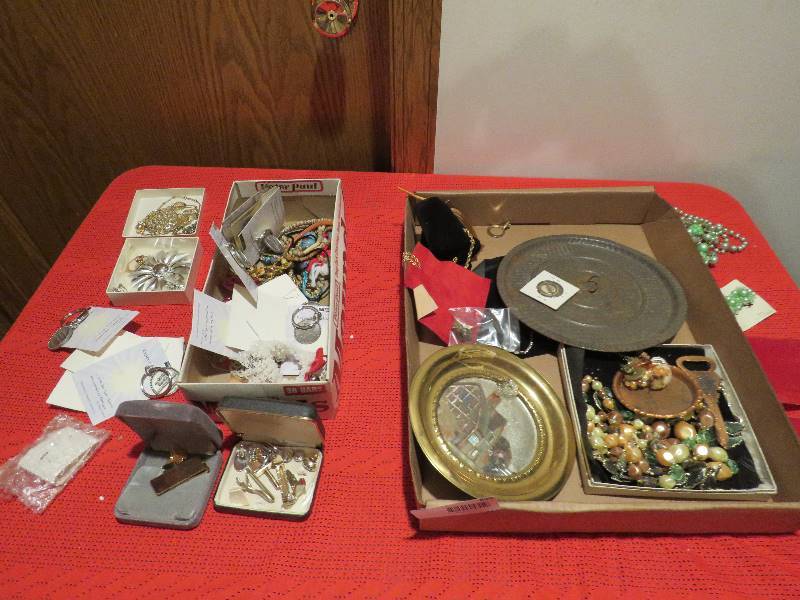 lot 895 image: Jewelry