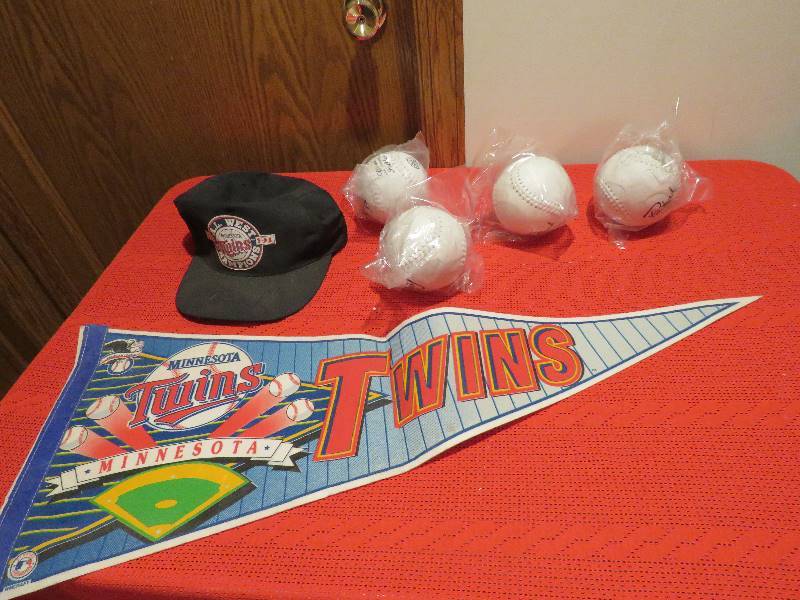 lot 899 image: Twins Lot