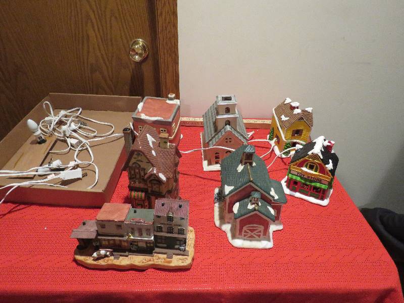lot 904 image: Christmas Village Houses