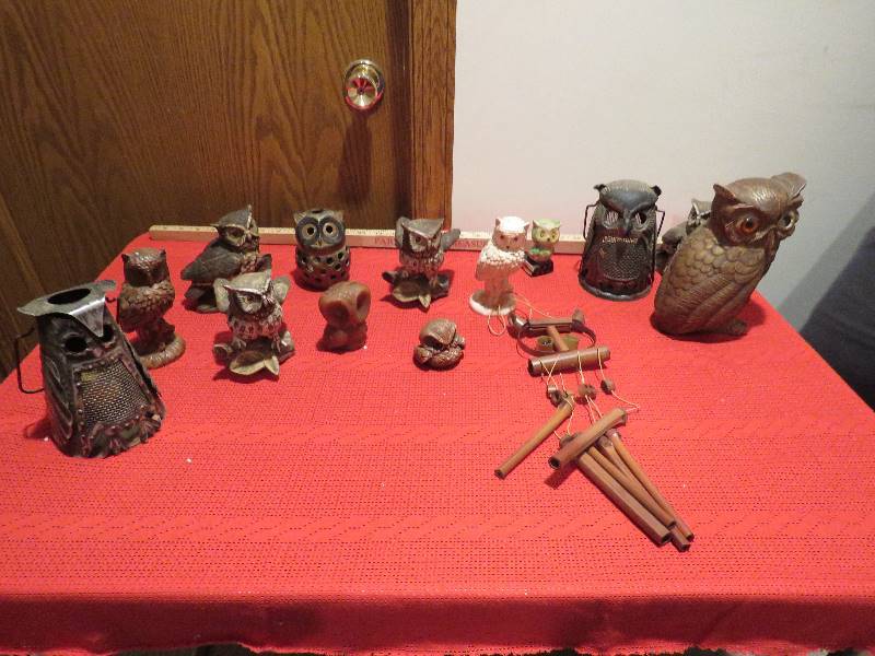 lot 905 image: Owl Decor