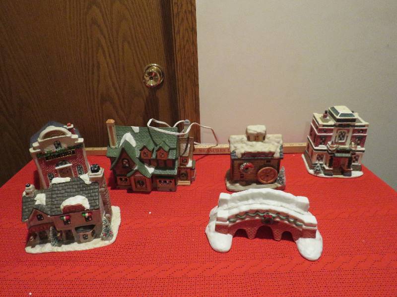 lot 906 image: Christmas Village Houses