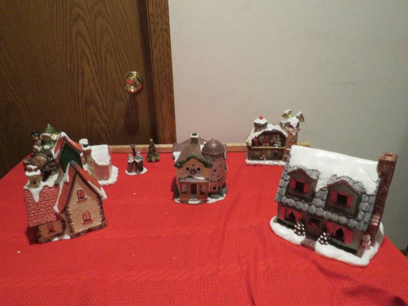 lot 907 image: Christmas Village Houses