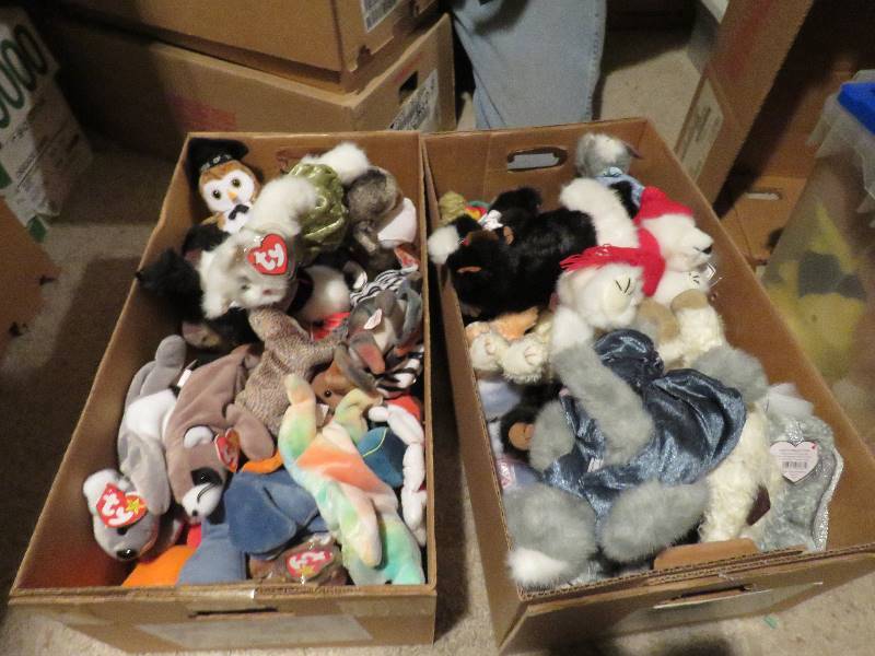 lot 914 image: Collectible Beanie Babies