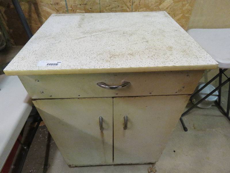 lot 940 image: Vintage Cupboard