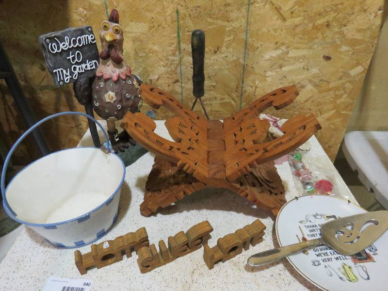 lot 948 image: Vintage Decor