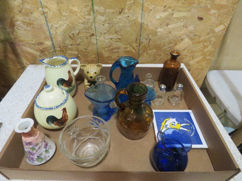 lot 990 image: Collectible Decor