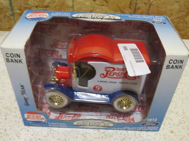 lot 999 image: Collectible Pepsi Coin Bank
