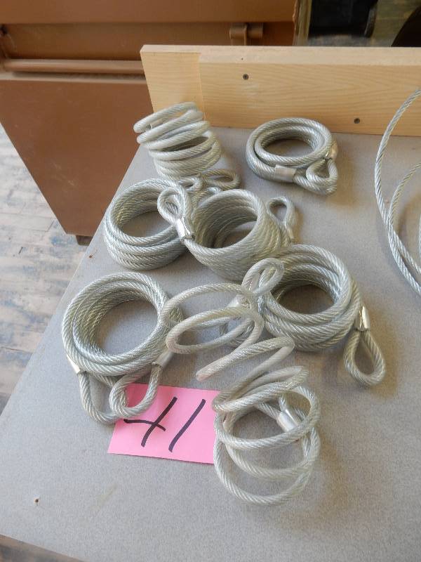 lot 41 image: Lot of Cables
