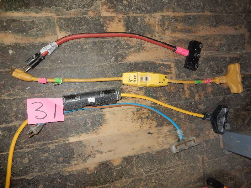 lot 31 image: Multi plug cord splitters