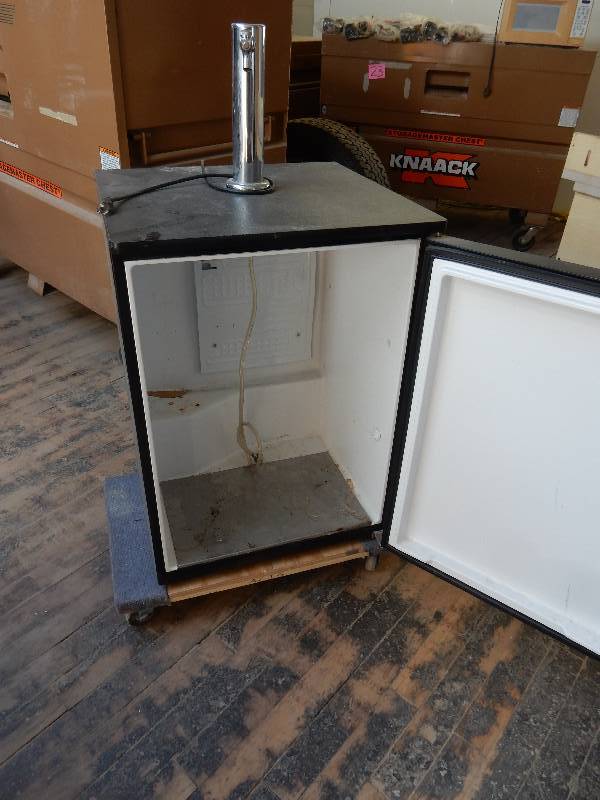 lot 52 image: Refrigerated Beer Cooler.. Tested and works