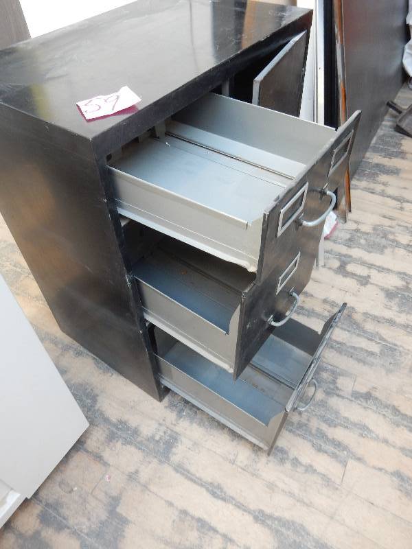 lot 59 image: Storage Cabinet with Drawers and Cabinet.