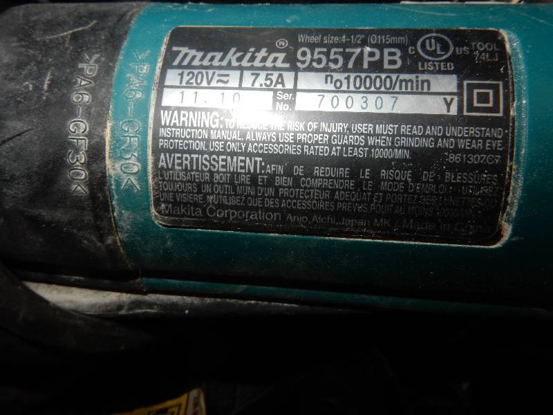 lot 67 image: Makita 9557 PB 4 12 in Angle Grinder