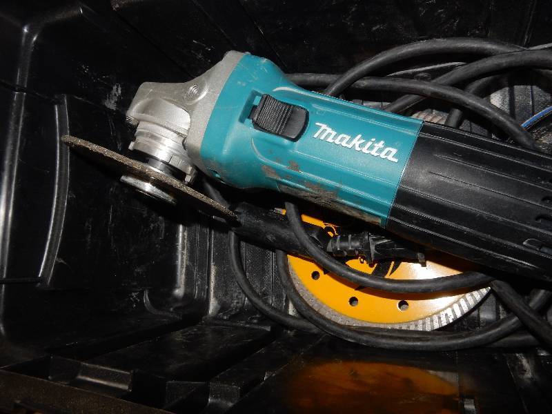 lot 69 image: Makita 4 12 in Angle Grinder
