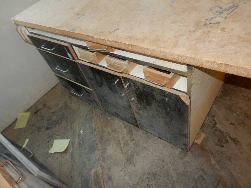 lot 143 image: Large wood work bench