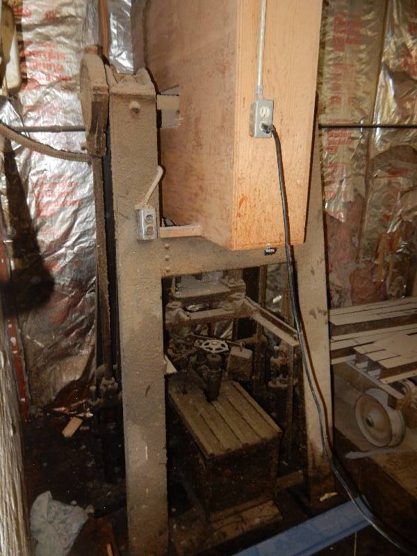 lot 10D image: Cold Glue Press.. In Two Parts.. Holds 32, 34 in 4ft x 8 ft. sheets