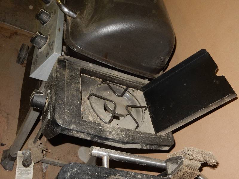 lot 165 image: Brinkman Grill with side burner